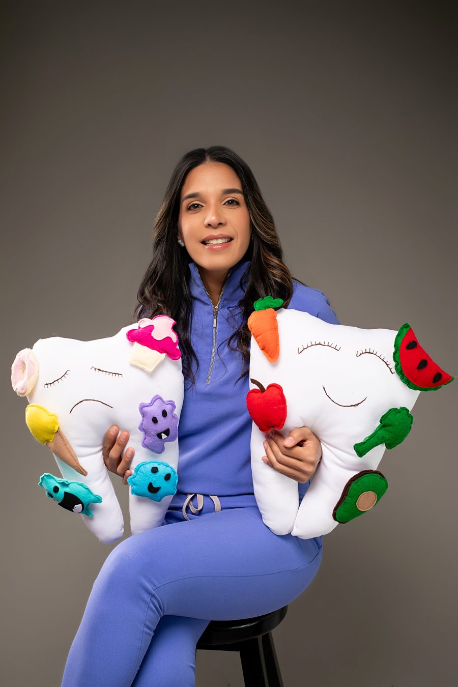 Dra. Alfonsina Cruz con material didáctico para explicar alimentación y salud dental a los niños